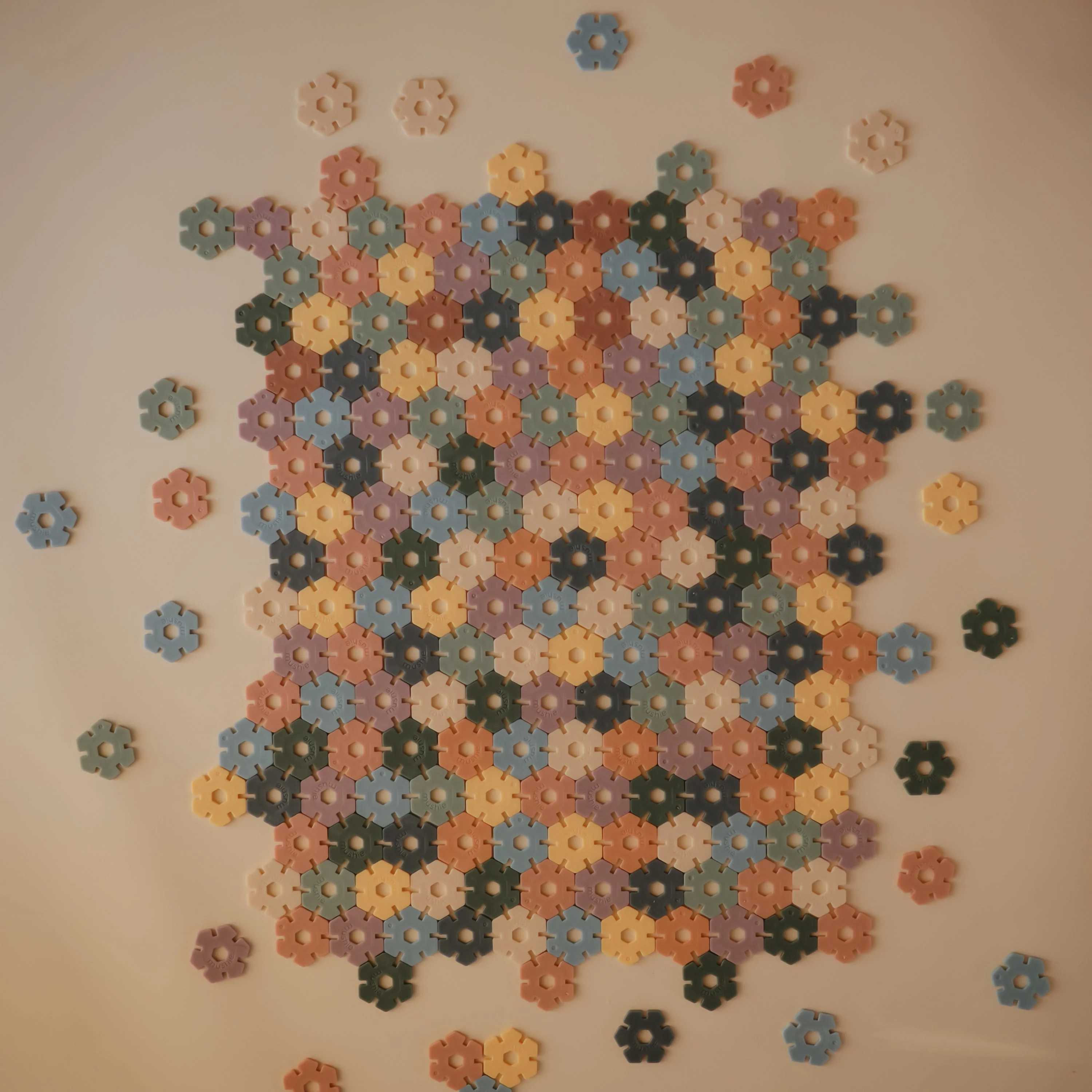 Mushie HEX Connect Building Toy Set - Image 4